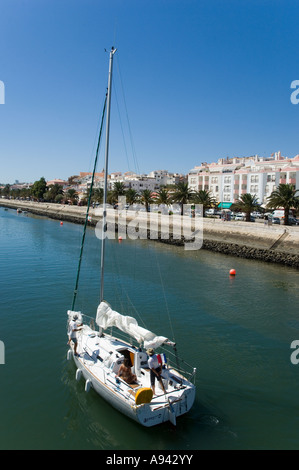 Ein Segel Cruiser verlässt den Hafen von Lagos Algarve Portugal Stockfoto