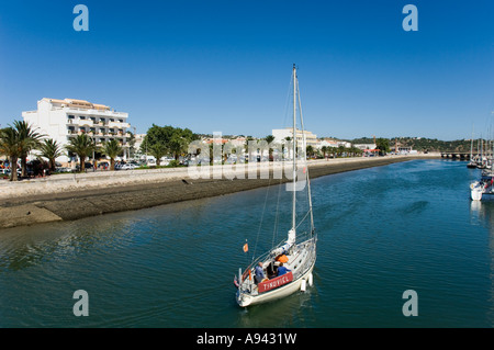 Ein Segel Cruiser verlässt den Hafen von Lagos Algarve Portugal Stockfoto