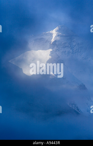 Morgenwolken im Rhongphu Tal Schleier Mt. Everest, genannt Chomolungma Tibeter Himalaya Gebirge Tibet Stockfoto