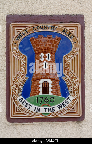 PUB-CREST-ZEICHEN AN DER WAND, COTSWOLDS, UK MONTIERT Stockfoto