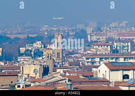 Horizontale Antenne Weitwinkel Blick über die Terrakottadächer von Florenz mit einem Aitalia Flugzeug kommen ins Land in der Ferne Stockfoto