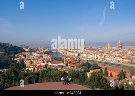 Horizontalen Weitwinkel Blick über die historische Stadt Florenz von der Piazzale Michelangelo an einem schönen sonnigen Tag. Stockfoto