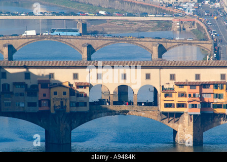 Horizontalen Blick über die Dächer von Florenz, die Ponte Vecchio "Alte Brücke" und dem Fluss Arno an einem sonnigen Tag Stockfoto