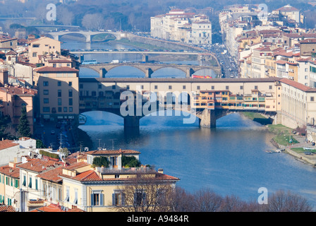 Horizontalen Blick über die Dächer von Florenz, die Ponte Vecchio "Alte Brücke" und dem Fluss Arno an einem sonnigen Tag Stockfoto