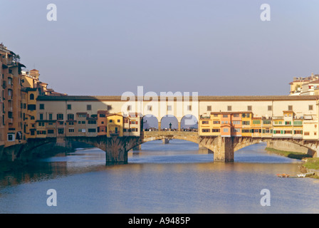 Horizontale Ansicht "Alte Brücke" Ponte Vecchio und den Fluss Arno an einem sonnigen Tag Stockfoto