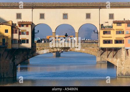 Horizontale hautnah "Alte Brücke" Ponte Vecchio und den Fluss Arno an einem sonnigen Tag Stockfoto