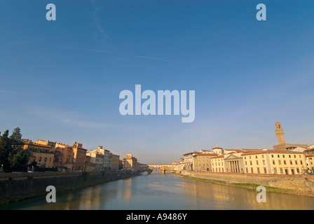 Horizontalen Weitwinkel "Alte Brücke" Ponte Vecchio und den Fluss Arno an einem sonnigen Tag Stockfoto