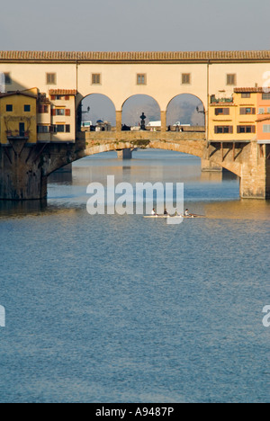 Vertikale hautnah "Alte Brücke" Ponte Vecchio und den Fluss Arno an einem sonnigen Tag Stockfoto