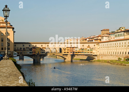 Horizontalen Weitwinkel des Ponte Vecchio "Alte Brücke", "Vasari-Korridor" und den Fluss Arno gegen ein strahlend blauer Himmel Stockfoto