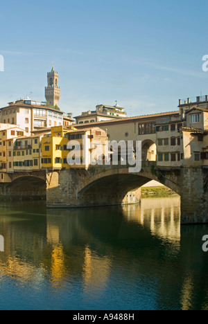 Vertikale Nahaufnahme von der Ponte Vecchio "Alte Brücke", "Vasari-Korridor" und den Fluss Arno gegen ein strahlend blauer Himmel Stockfoto