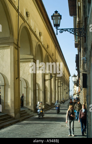 Vertikale Ansicht einer typischen Florentiner Straße [Lungarno Delgi Archibusieri] mit den Bögen der Vasari-Korridor an einem sonnigen Tag Stockfoto