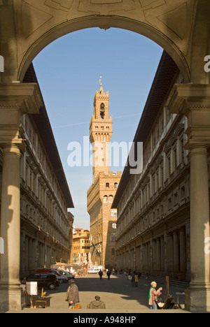 Vertikale Stadtansicht Blick auf den Campanile des Palazzo Vecchio vor blauem Himmel. Stockfoto