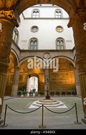 Vertikale Weitwinkel von reich verzierten Innenhof am Eingang des Palazzo Vecchio mit dem zentralen Putto Brunnen Stockfoto