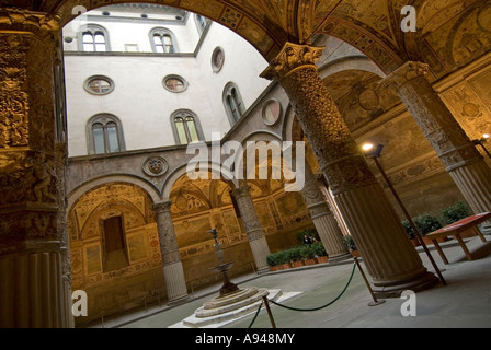 Horizontalen Weitwinkel von reich verzierten Innenhof am Eingang des Palazzo Vecchio mit dem zentralen Putto Brunnen Stockfoto