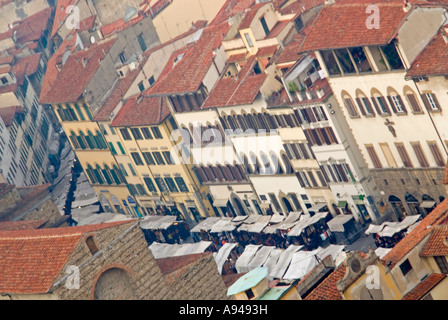 Horizontale eckige Luftbild die Terrakottadächer und der Straßenmarkt auf Via del Canto de'Nelli im Zentrum von Florenz Stockfoto