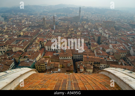 Horizontale Luftaufnahme über die orange Dächer von Florenz von der Spitze des Doms Stockfoto