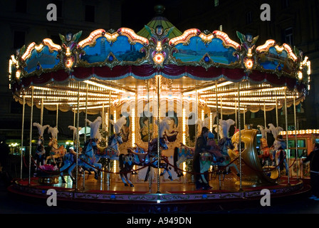 Horizontale Nahaufnahme von einem hell glitzernde alte altmodischen Karussell nachts beleuchtet Stockfoto