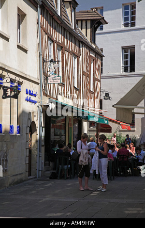 Halbe Fachwerkhaus und Cafés in Compiègne im Département Oise von der Picardie Frankreich Stockfoto