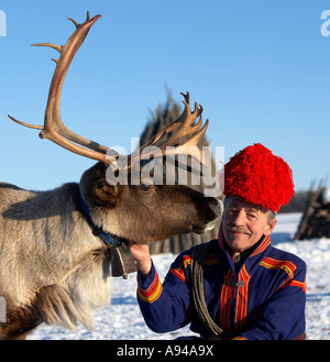 Sami in traditionellen nationalen Kostüm mit Rentier, Schneehotel, Lappland, Schweden Stockfoto