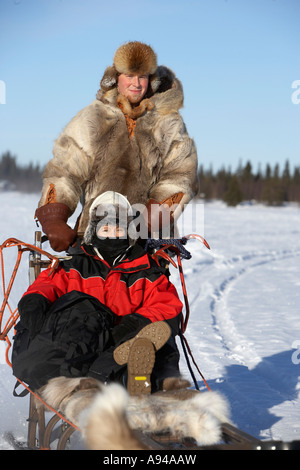 Touristen genießen Hundeschlitten Tour, Schneehotel, Lappland Schweden Stockfoto