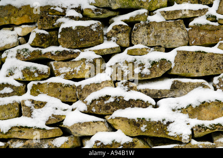 Schnee bedeckt Stonewall in den Cotswold Hills an haresfield Beacon, Haresfield, Gloucestershire, England Stockfoto