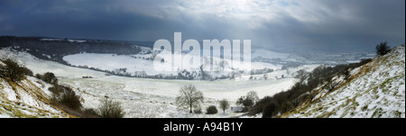 Schneefall in den Cotswold Hills an haresfield Beacon, Gloucestershire, England. Stockfoto