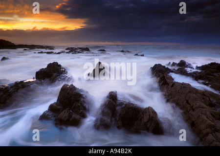 Die Flut über die Felsen bei Dämmerung im Westward Ho! In Devon, England Stockfoto