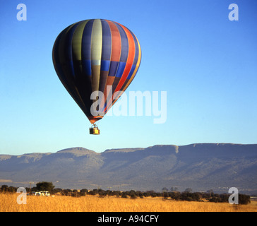 Touristen auf einem Heißluftballon fahren mit dem Magaliesberg Grat in der Ferne Magaliesberg North West Province-Südafrika Stockfoto