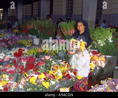 Eine Blumenverkäuferin hält einen Blumenstrauß in der Adderley Street Flower Market Kapstadt Western Cape Südafrika Stockfoto