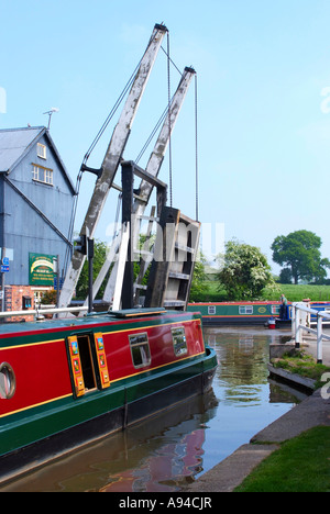 Schmale Boot arbeiten Hubbrücke auf Llangollen Kanal bei Wrenbury Cheshire im Einsatz auf der Durchreise Stockfoto