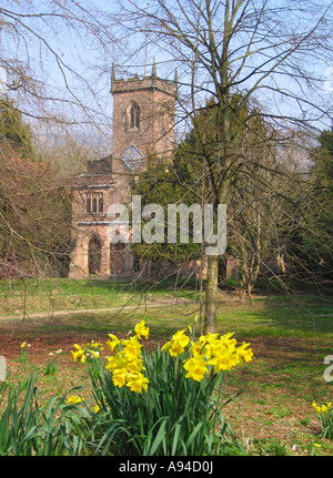 St. Marys Kirche Cromford Derbyshire mit Feder Narzissen in voller Blüte im Vordergrund Stockfoto