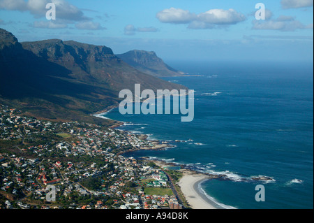 Eine Luftaufnahme der gehobenen Küsten Vororte Camps Bay und Clifton-Cape Town-Südafrika Stockfoto