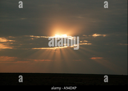 Strahlen der Sonne hinter eine Wolke Etosha-Namibia-Band durchschimmern Stockfoto