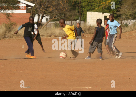 Jungs spielen Fußball auf einem staubigen Fußball Feld Gaborone, Botswana Stockfoto