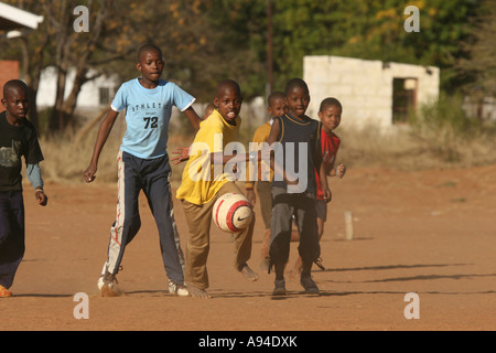 Jungs spielen Fußball auf einem staubigen Fußball Feld Gaborone, Botswana Stockfoto