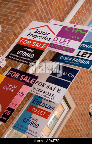 Wohnimmobilie Haus Wohnung zu verkaufen Zeichen Schilder Boards England UK Vereinigtes Königreich GB Großbritannien Stockfoto