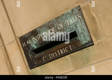 Nahaufnahme von alten H M Inspector of Taxes HMRC Briefkasten England Vereinigtes Königreich GB Großbritannien Stockfoto