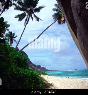 Granitfelsen geprägt durch das Meer Pointe Source d Argent La Digue Seychellen Indischer Ozean Stockfoto