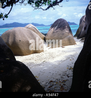 Granitfelsen geprägt durch das Meer Pointe Source d Argent La Digue Seychellen Indischer Ozean Stockfoto