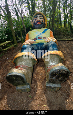 Der Riese im Wald. Eine Fiberglas-Skulptur für Kinder zum spielen. Stockfoto