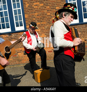 Morris tanzen außerhalb Snape Maltings Aldeburgh Suffolk Stockfoto