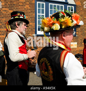 Morris tanzen außerhalb Snape Maltings Aldeburgh Suffolk Stockfoto