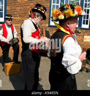 Morris tanzen außerhalb Snape Maltings Aldeburgh Suffolk Stockfoto