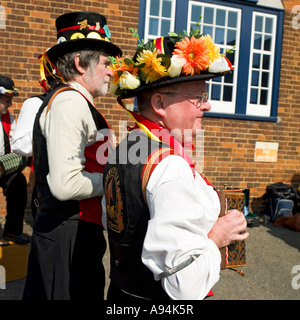 Morris tanzen außerhalb Snape Maltings Aldeburgh Suffolk Stockfoto