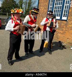 Morris tanzen außerhalb Snape Maltings Aldeburgh Suffolk Stockfoto