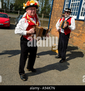 Morris tanzen außerhalb Snape Maltings Aldeburgh Suffolk Stockfoto