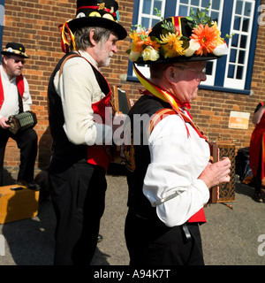 Morris tanzen außerhalb Snape Maltings Aldeburgh Suffolk Stockfoto