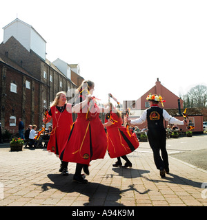 Morris tanzen außerhalb Snape Maltings Aldeburgh Suffolk Stockfoto