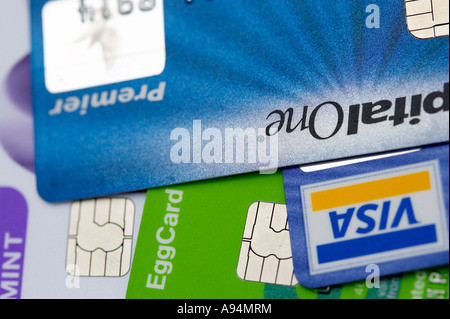 Abholung von Kreditkarten mit Hologrammkarten, Chip- und PIN-Sicherheitsvisa, die kontaktlos sind Stockfoto