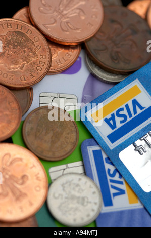 Sammlung von hologramed und Chip und PIN Kreditkarten mit Kupfer und Silber niedrige Stückelung UK Münzen und kleine Euro-Münzen bargeldlose Wirtschaft Konzept Stockfoto